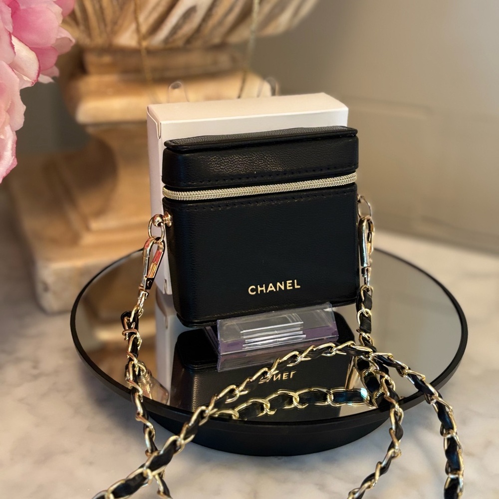 NIB Black mini casa Crossbody Bag with Gold Chain - Picture 4 of 10